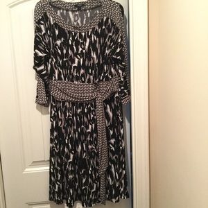 Women’s quarter sleeve dress.